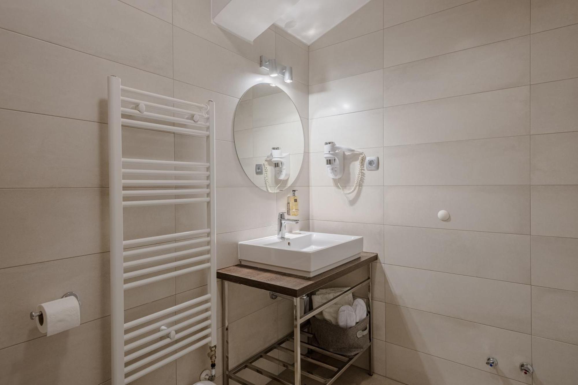 Rogac Rooms & Restaurant Омиш Экстерьер фото